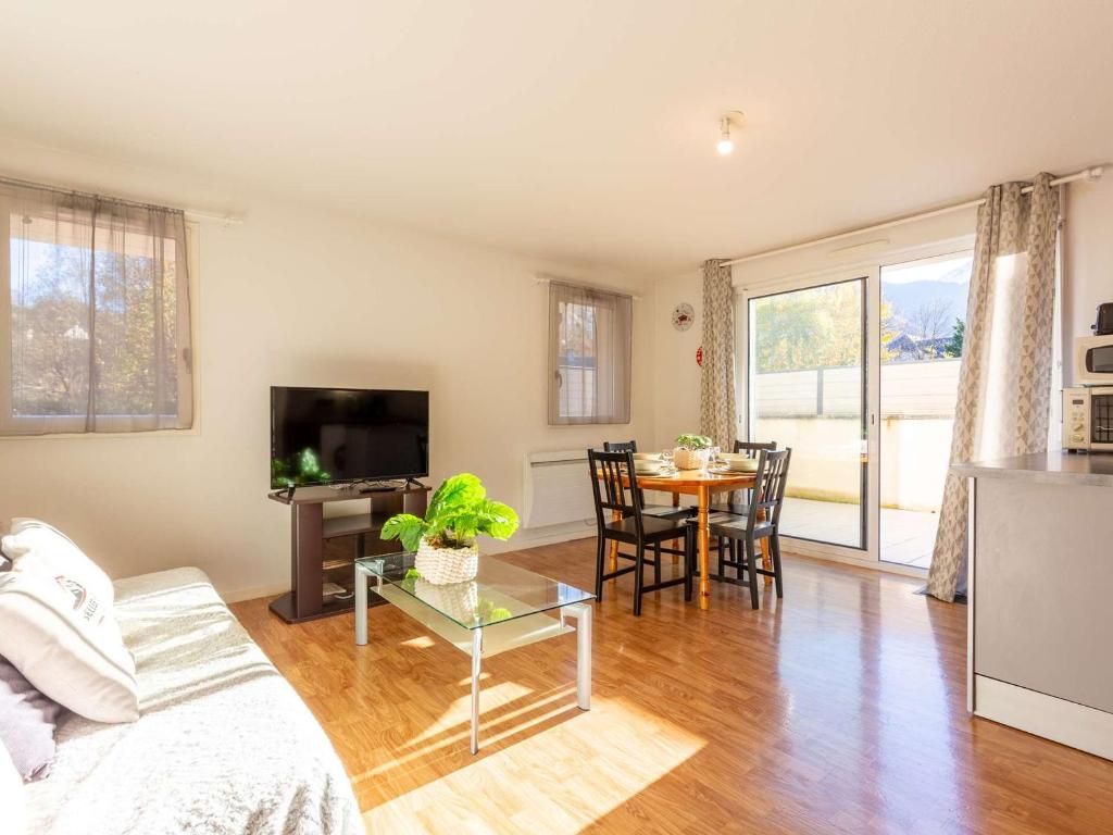 un salon avec un canapé et une table dans l'établissement Appartement T3 à Vielle-Aure - 6 couchages, proche téléphérique et thermes, navette gratuite - FR-1-296-486, à Vielle-Aure