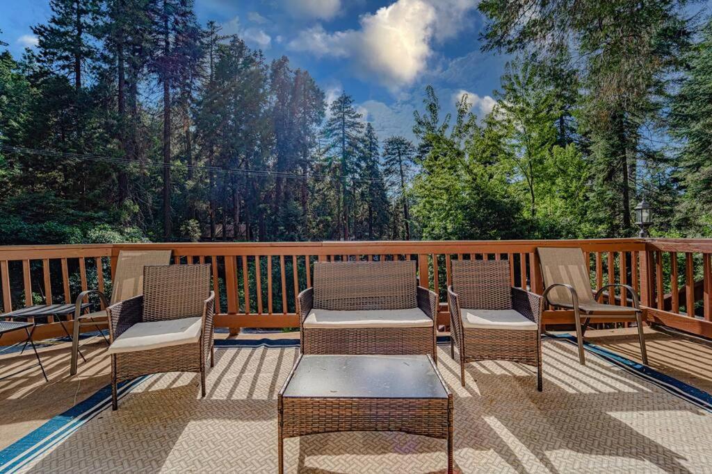 En balkon eller terrasse på The Yellow Cottage in the Woods