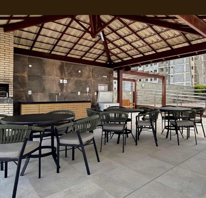 En restaurant eller et andet spisested på Apartamento vista para o mar