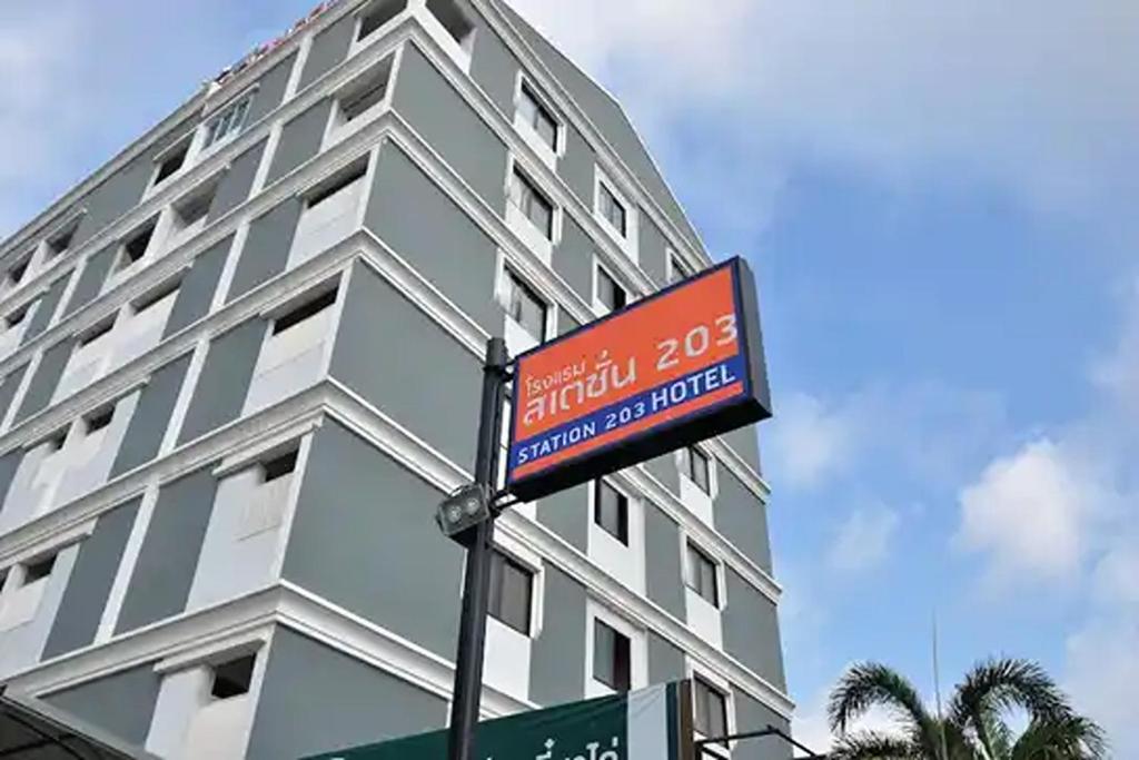ein Straßenschild vor einem Gebäude in der Unterkunft Station 203 Hotel in Bangkok