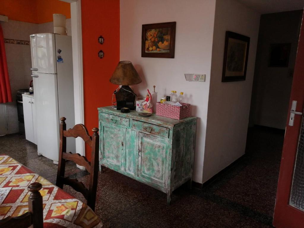 een keuken met een oude dressoir en een koelkast bij Cata 1 de la playa 2 del centro in Parque del Plata