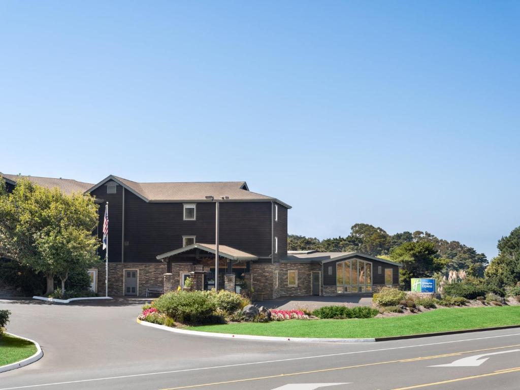 una gran casa negra con una carretera delante de ella en Holiday Inn Express Fort Bragg, an IHG Hotel, en Fort Bragg