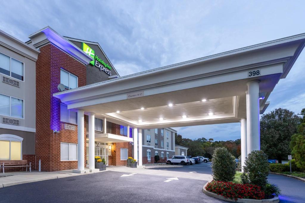 Holiday Inn Express Hotel & Suites Vineland Millville, an IHG Hotel في فاينلاند: تقديم فندق فيه محطة بنزين