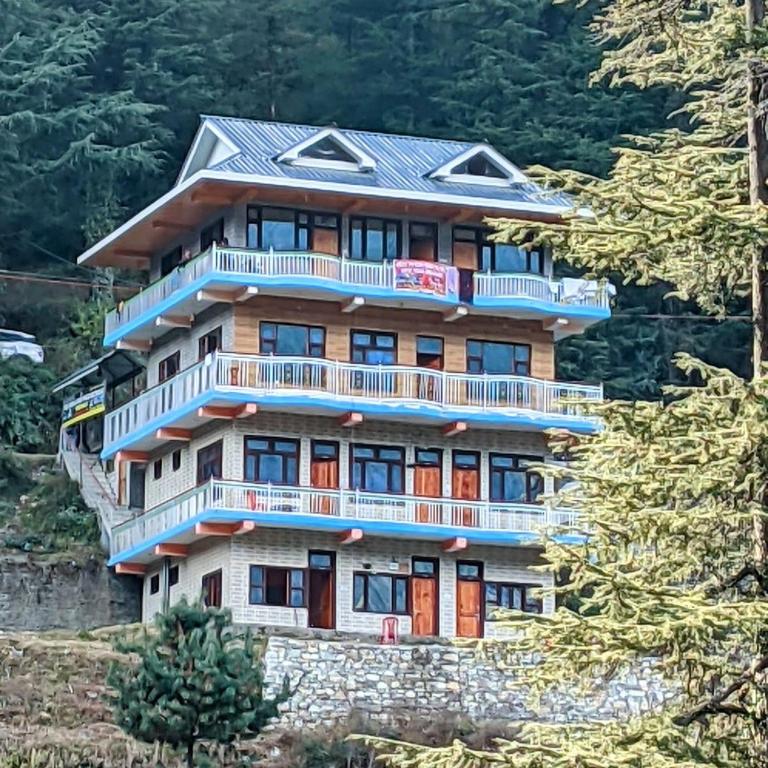 Guest house Above the river behind the forrest, Jibhi, India