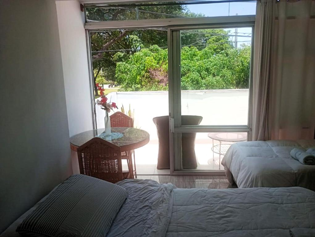 - une chambre avec un lit, une table et une fenêtre dans l'établissement Monterrico Suites Hotel, à Lima