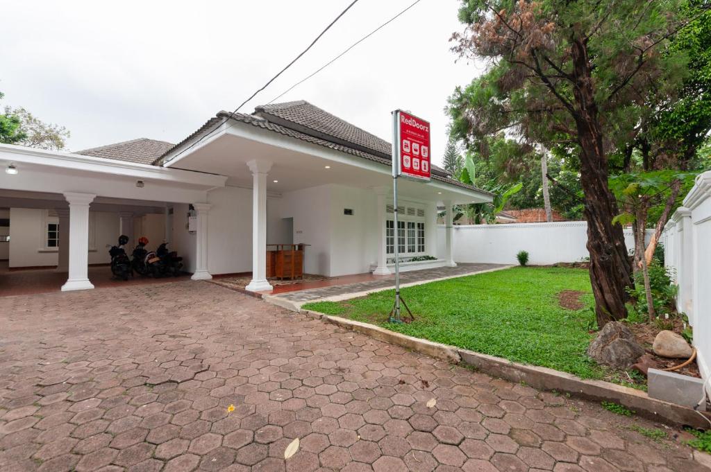 dom z napisem przed nim w obiekcie RedDoorz @ Kemang Dalam w Dżakarcie