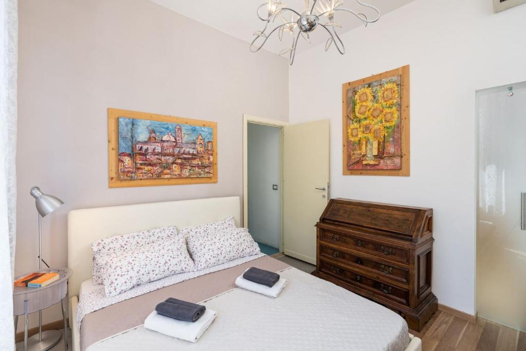 een slaapkamer met een bed en een dressoir bij Casamia in Siena