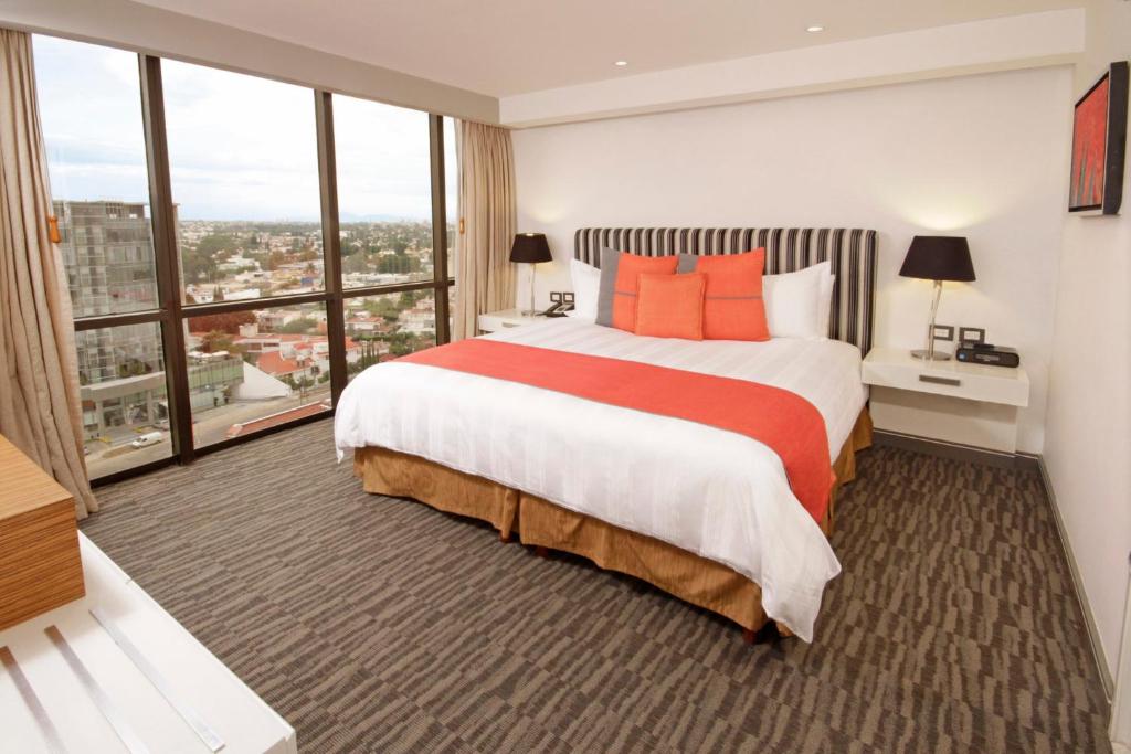 Postel nebo postele na pokoji v ubytování Presidente InterContinental Guadalajara by IHG