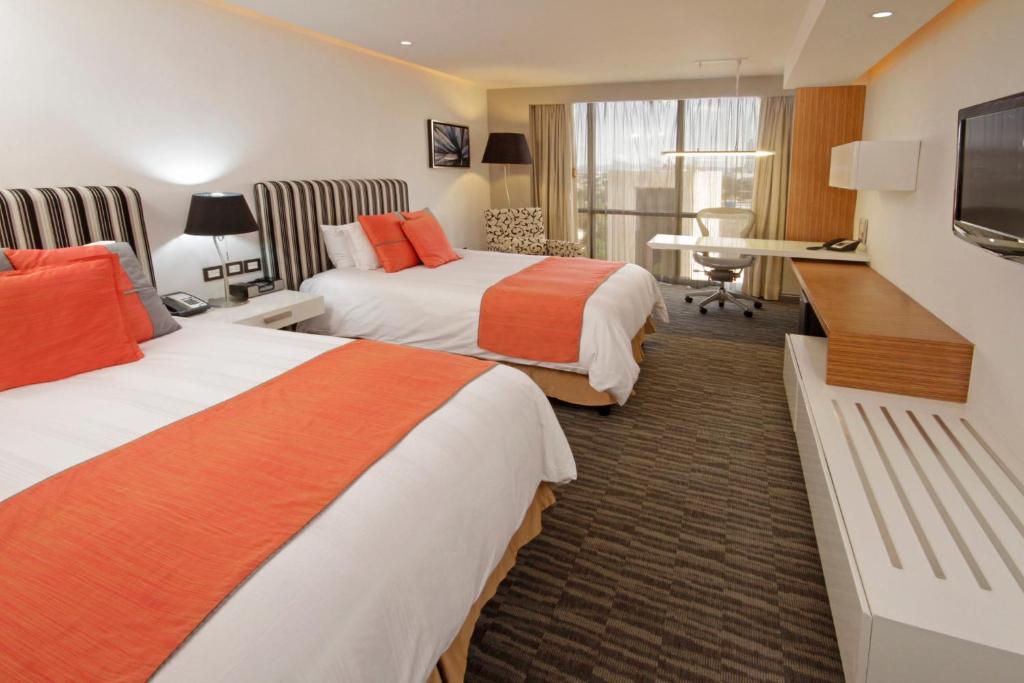 TV a/nebo společenská místnost v ubytování Presidente InterContinental Guadalajara by IHG