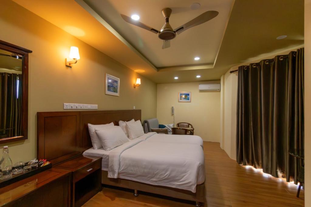 Postel nebo postele na pokoji v ubytování Blue Wave Hotel Maldives- Surf-fishing and beach -Free domestic transport when booked fullboard for a week