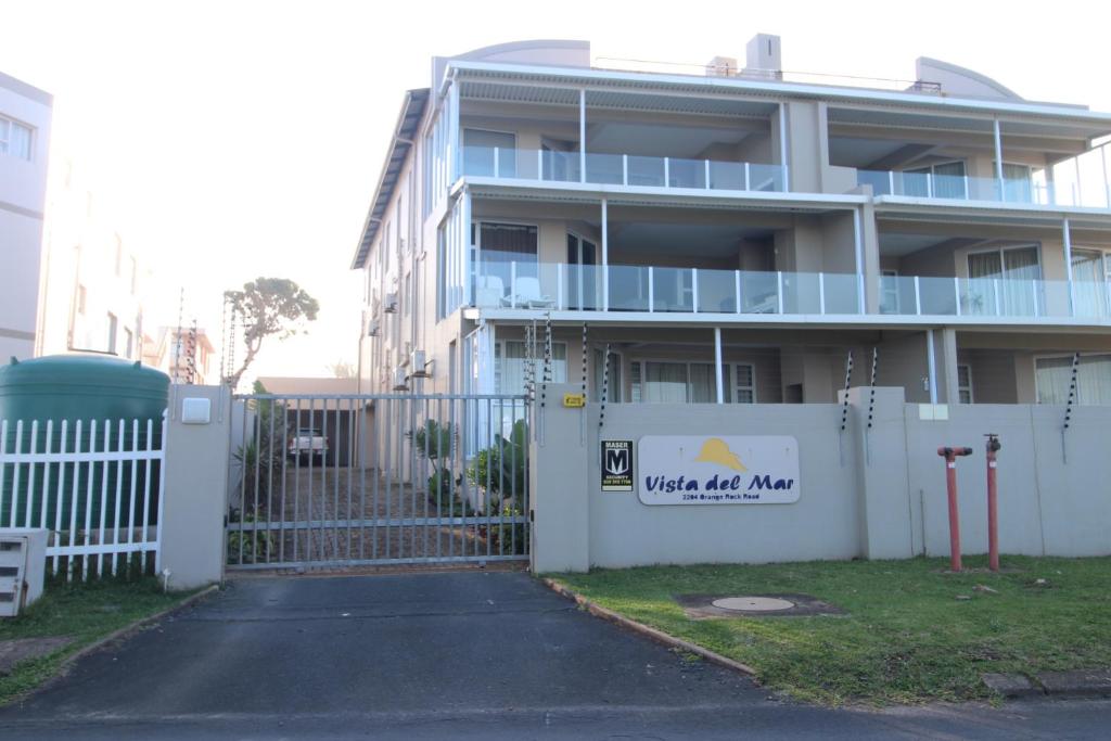 een gebouw met een witte poort voor een gebouw bij Vista Del Mar 1 in Saint Michaelʼson Sea