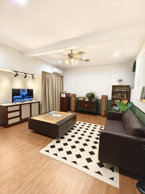 a living room with a couch and a table at Wellson Home Ipoh14px 怡保中古风5间房民宿 in Ipoh