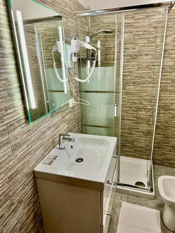 A bathroom at Hotel Delle Rose