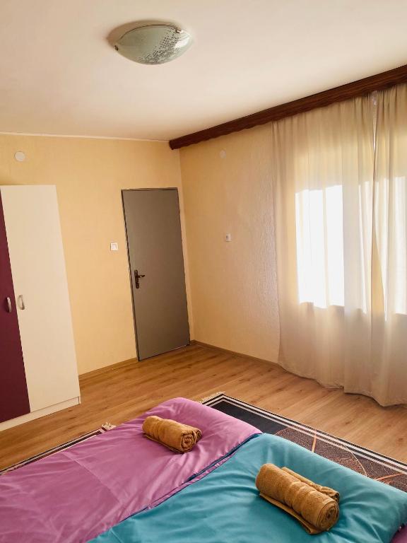 Postel nebo postele na pokoji v ubytování Апартамент за гости Байрактарова