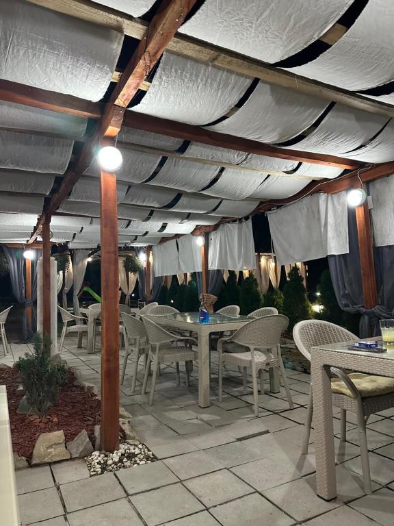 Restaurace v ubytování Brvnare Rodjak sa sela