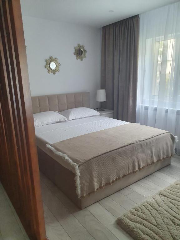 a bedroom with a large bed and a window at Apartament General in Galaţi