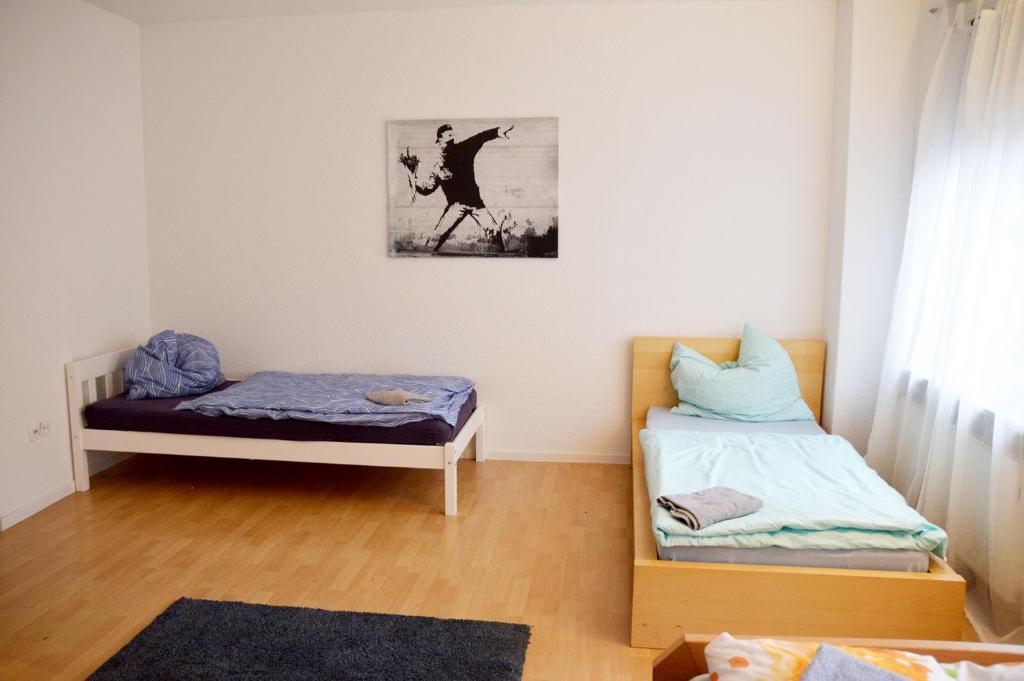 Pokój z łóżkiem i materacem futon w obiekcie Work & Stay in Hagen w mieście Hagen