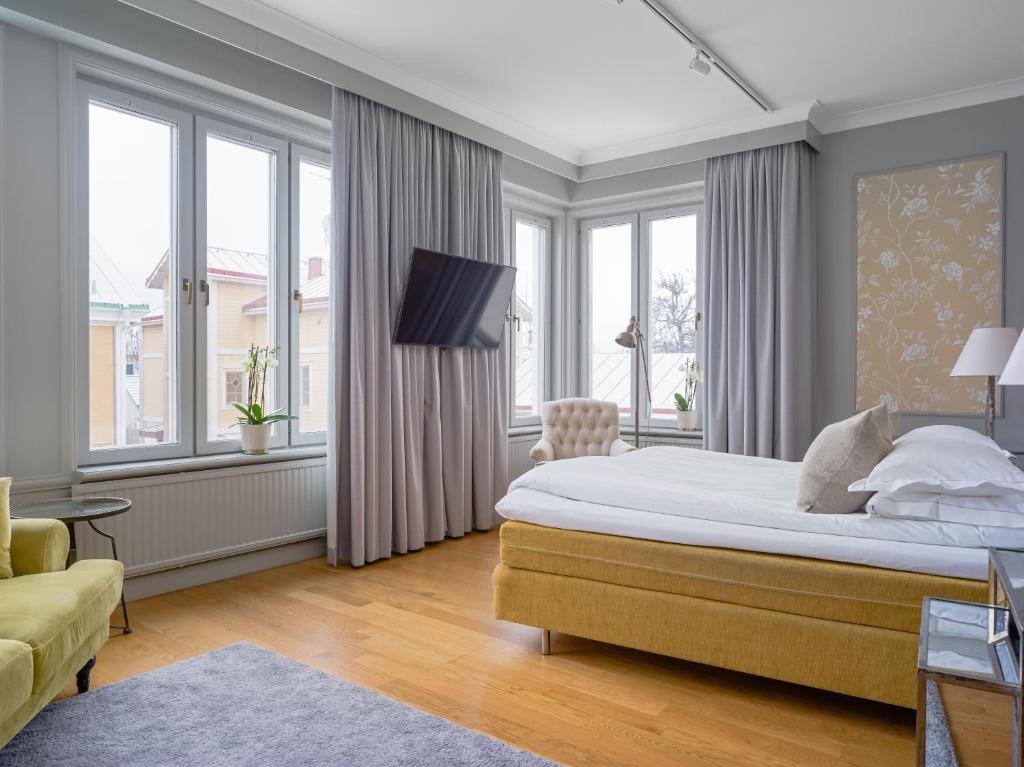 Postel nebo postele na pokoji v ubytování Trosa Stadshotell & Spa