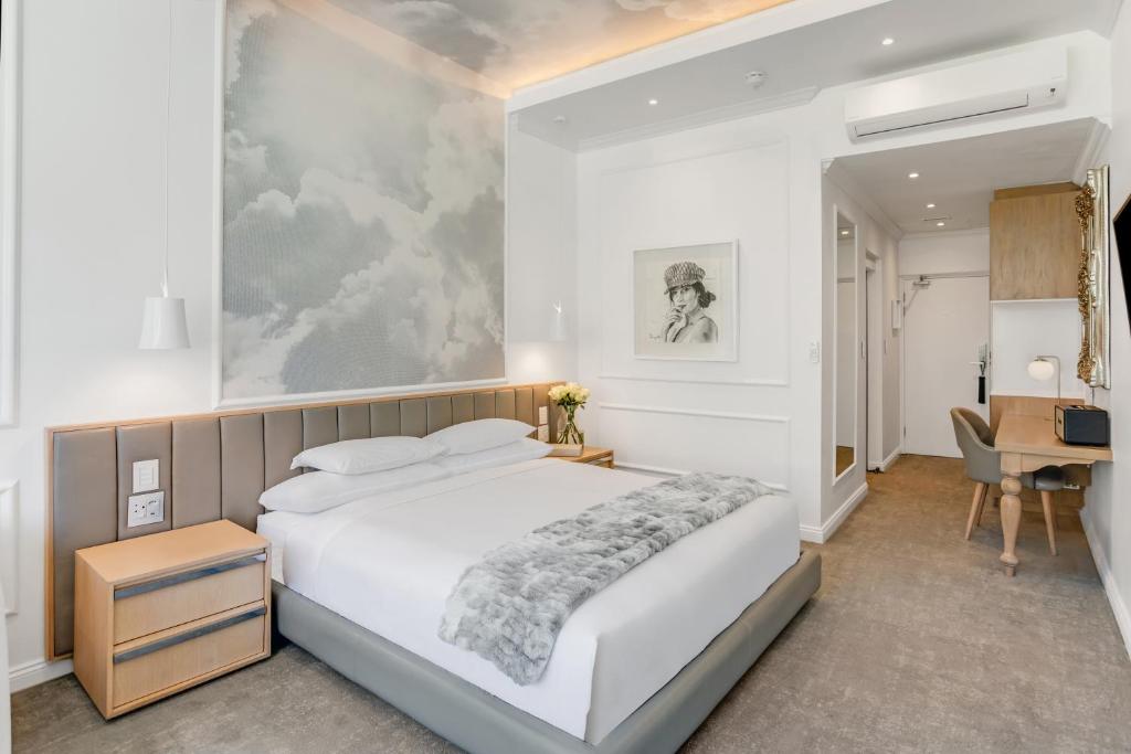Cama ou camas em um quarto em The Marly Boutique Hotel