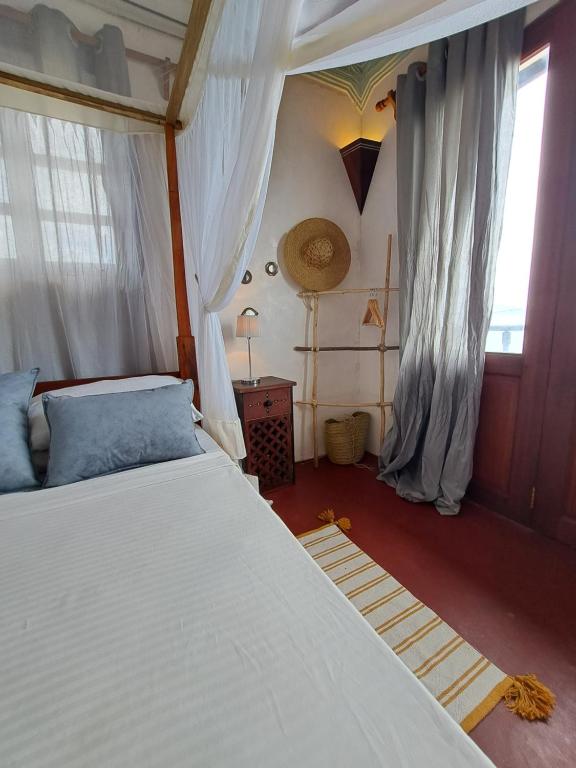 Postel nebo postele na pokoji v ubytování Pwani House - Lamu Seafront