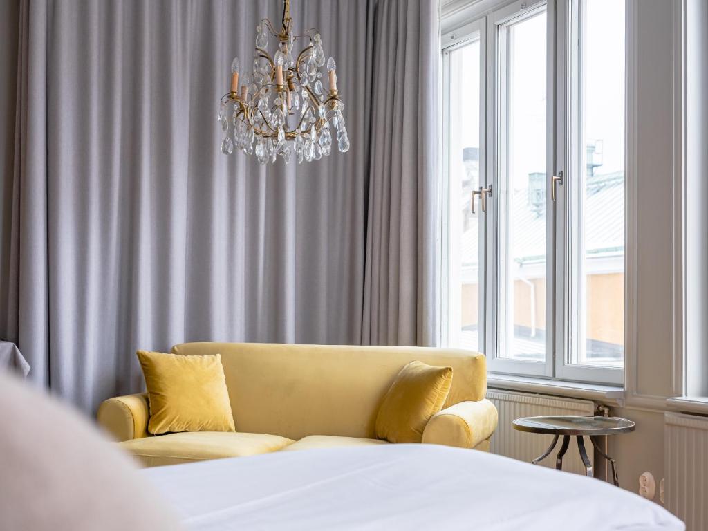 Postel nebo postele na pokoji v ubytování Trosa Stadshotell & Spa