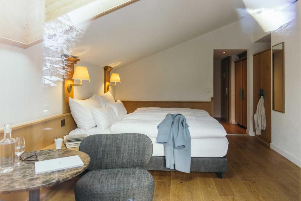 Postel nebo postele na pokoji v ubytování la couronne Hotel & Spa