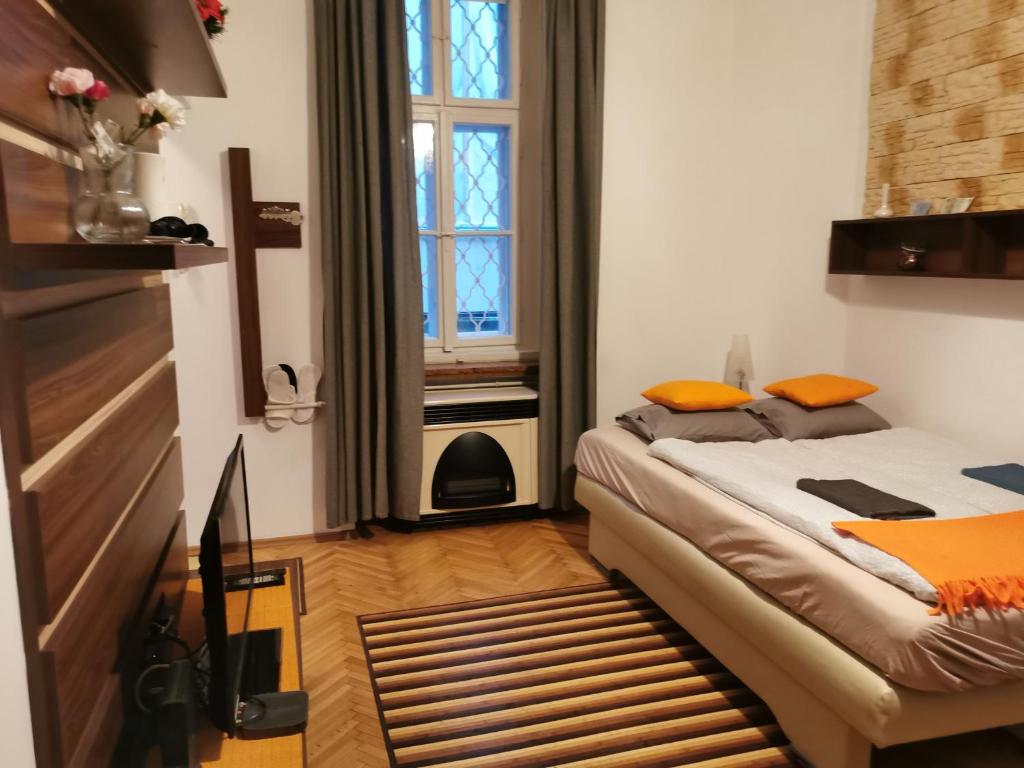- une chambre avec un lit et une fenêtre dans l'établissement Apartment Váci, à Budapest
