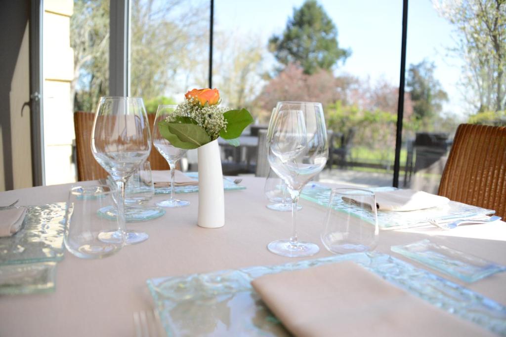 Nápoje v ubytování Château de Champlong Table Hôtel **** Golf & Spa