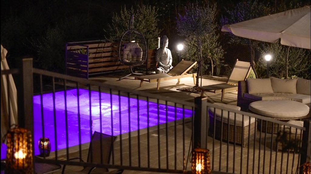 basen w nocy z fioletowymi światłami w obiekcie Mountain Retreat w mieście Troodos