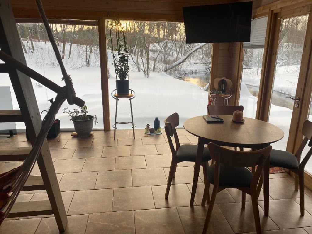 PadaSpa的一间带桌椅和雪的客厅
