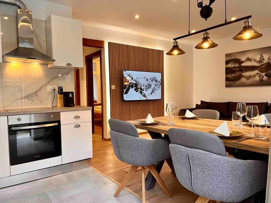 Mountain View Apartment في كانديرستيج: مطبخ وغرفة طعام مع طاولة وكراسي