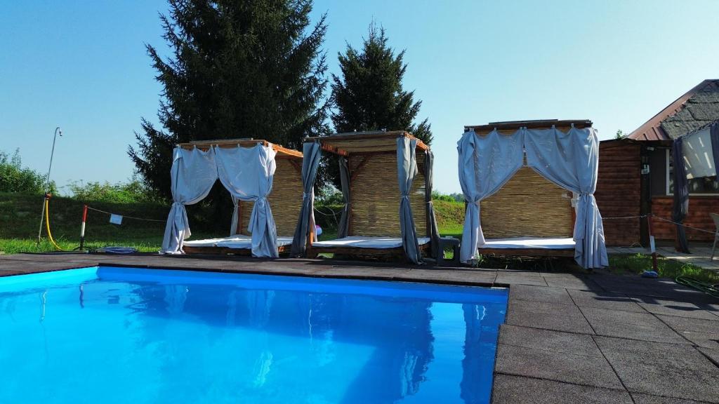 Bazén v ubytování Brvnara Dragce nebo v jeho okolí