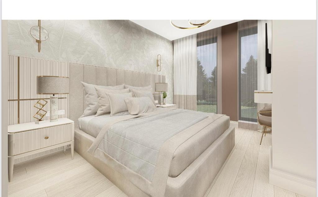 Sky Hill Hotel في أنقرة: غرفة نوم بيضاء مع سرير كبير وطاولة
