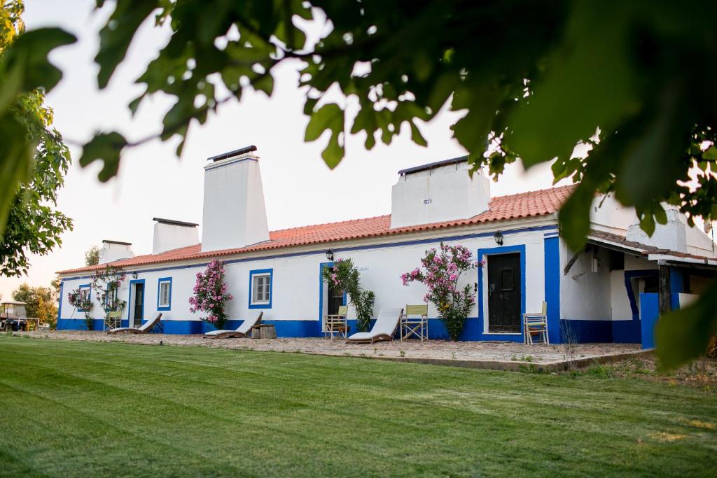 a blue and white house with a yard at Monte do Ramalho in Avis