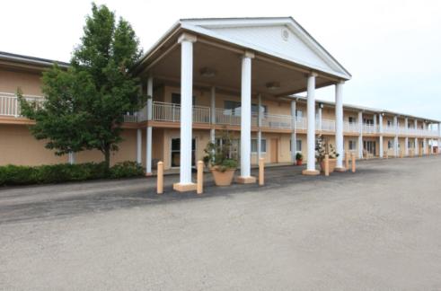 ein großes Gebäude mit vielen Säulen und einem Gebäude in der Unterkunft Americas Best Value Inn Ashtabula/Austinburg in Austinburg