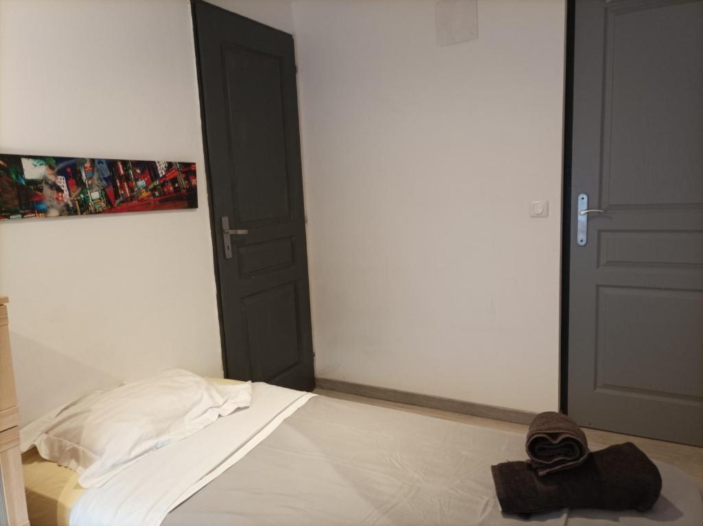 Posteľ alebo postele v izbe v ubytovaní "Côté Cour"-Meublé de Tourisme 3 étoiles -Résidence "Les Logis de Béziers"-Garage optionnel-Cœur de ville-Plages à 16km !