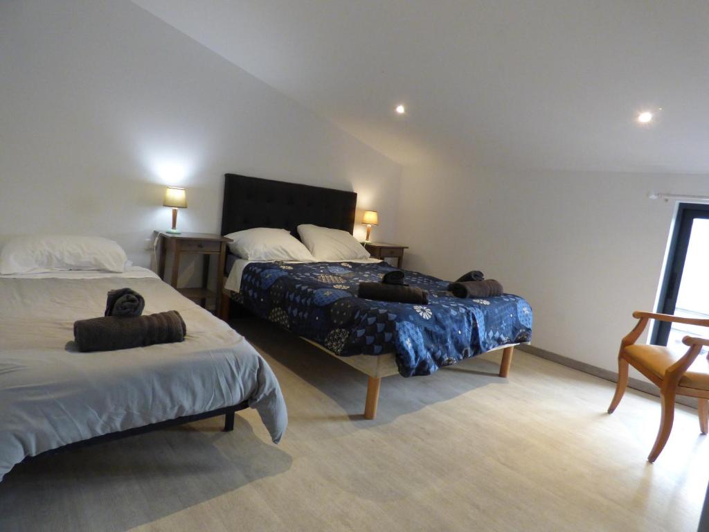 a bedroom with two beds and a window at &quot;Côté Cour&quot;-Meublé de Tourisme 3 étoiles -Résidence &quot;Les Logis de Béziers&quot;-Garage optionnel-Cœur de ville-Plages à 16km ! in Béziers