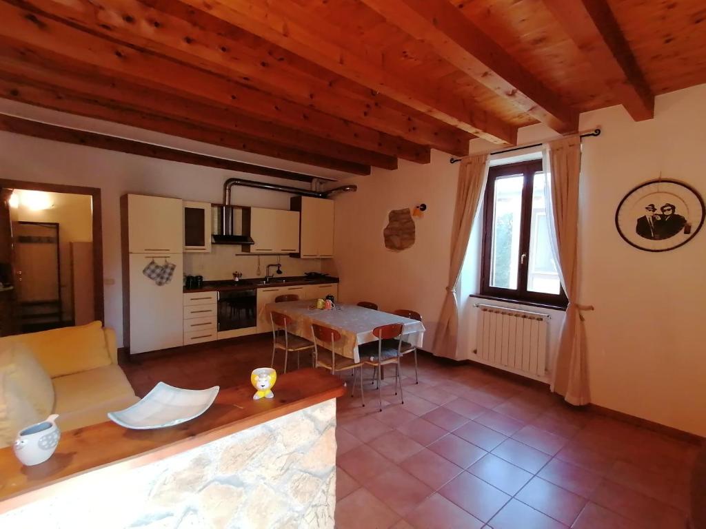 sala de estar con sofá y mesa en Casa Sveva - Appartamento vista castello en Costa di Mezzate
