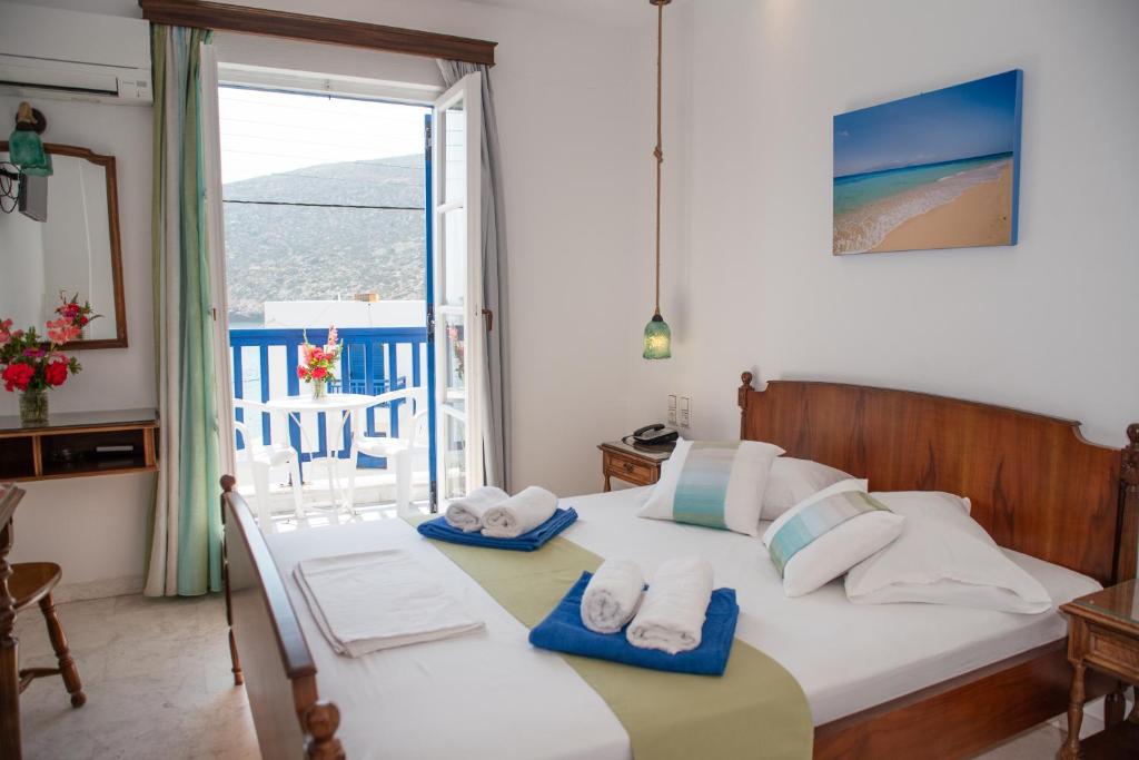 Postel nebo postele na pokoji v ubytování Adonis Hotel Naxos