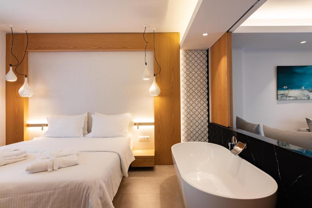 Postel nebo postele na pokoji v ubytování Colonides Beach Hotel