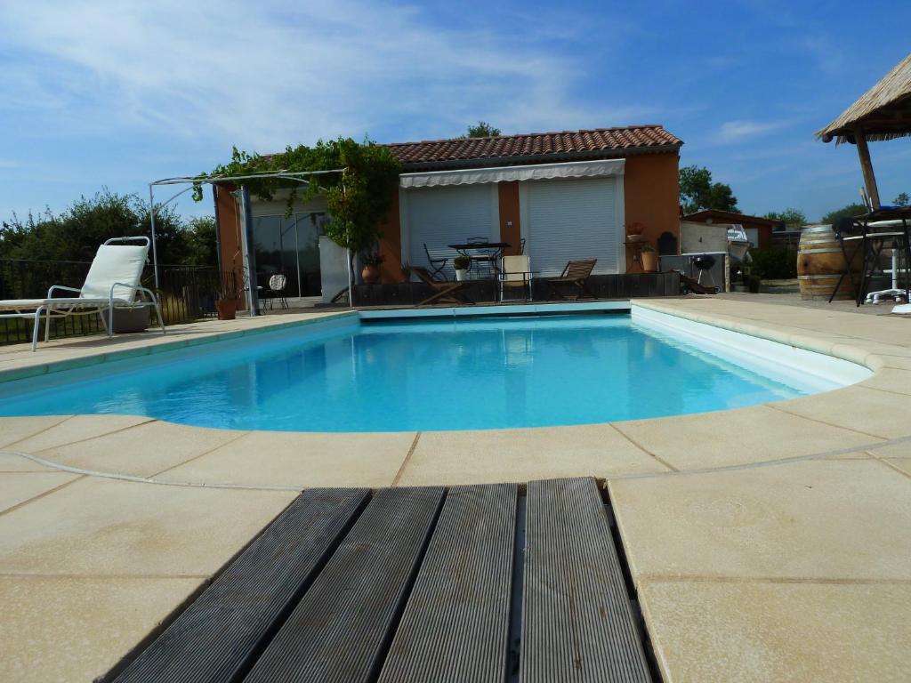 une piscine dans une cour avec une maison dans l'établissement Iris Caromb, à Caromb