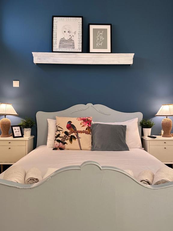 una camera con un letto con una parete blu di 7PocketHouse a Salonicco