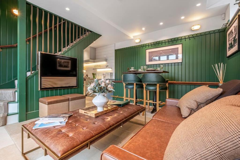 a living room with green walls and a couch at Luxury Mews House in Harrogate in Harrogate
