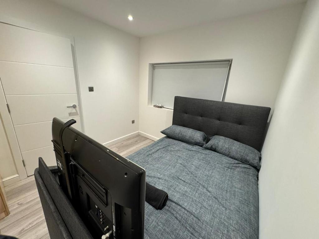 a bedroom with a bed and a television in it at Modern 1BD apartment in London