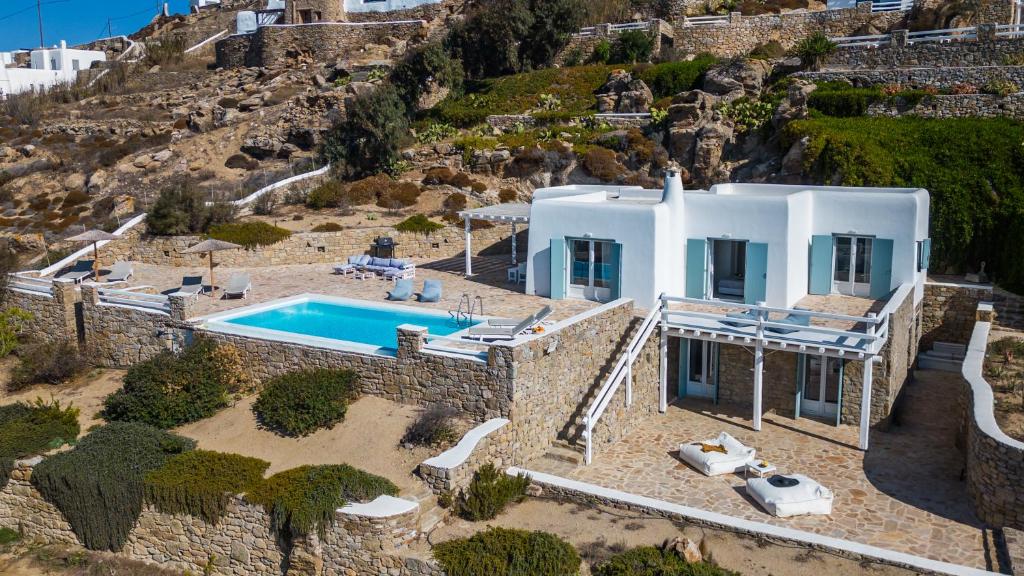 Der Swimmingpool an oder in der Nähe von Villa Crystal by Mykonos Mood