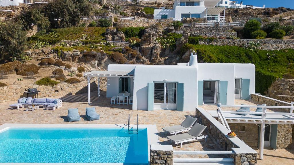 Der Swimmingpool an oder in der Nähe von Villa Crystal by Mykonos Mood
