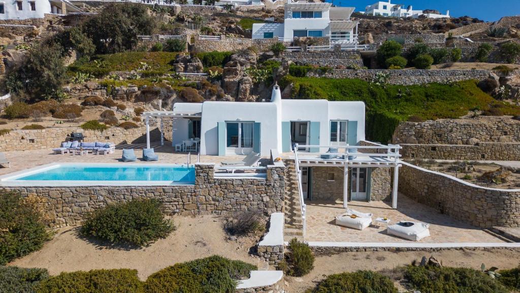 Der Swimmingpool an oder in der Nähe von Villa Crystal by Mykonos Mood