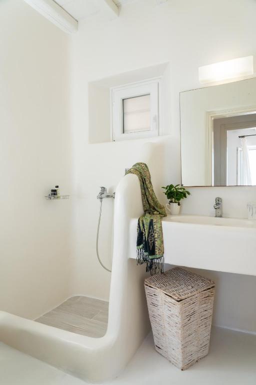 Ein Badezimmer in der Unterkunft Villa Crystal by Mykonos Mood