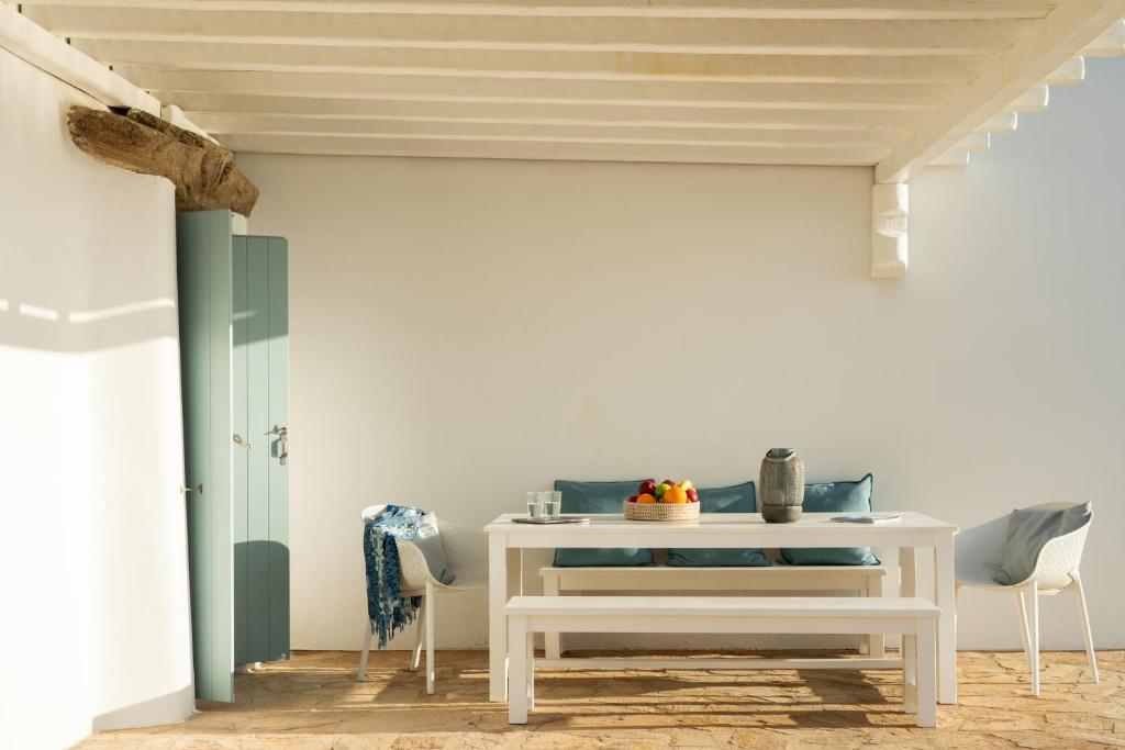 Ein Sitzbereich in der Unterkunft Villa Crystal by Mykonos Mood