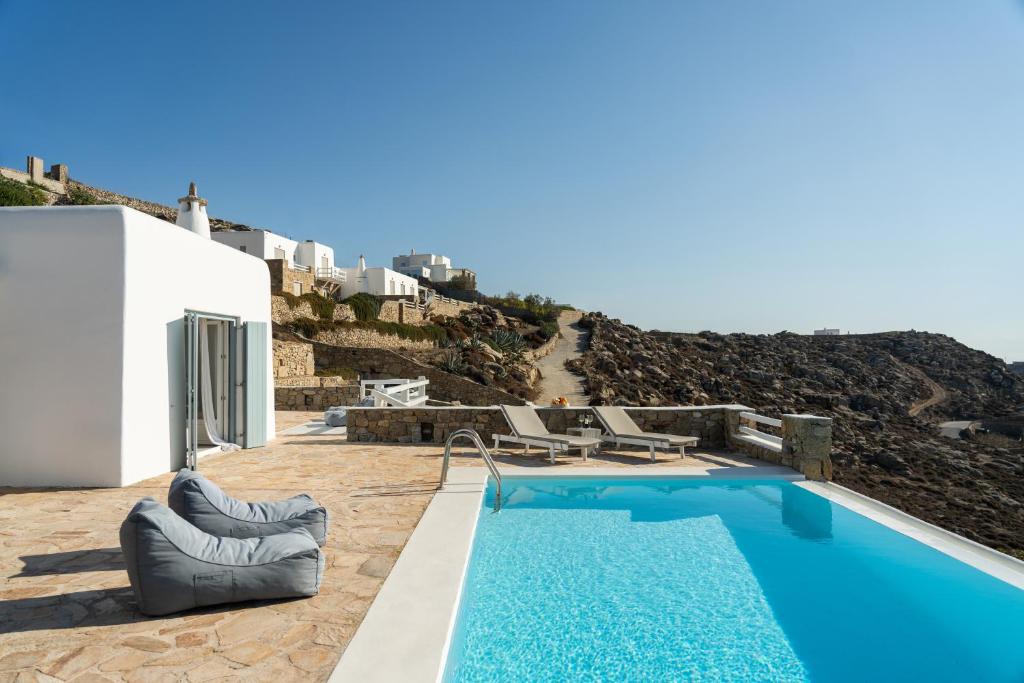 Der Swimmingpool an oder in der Nähe von Villa Crystal by Mykonos Mood
